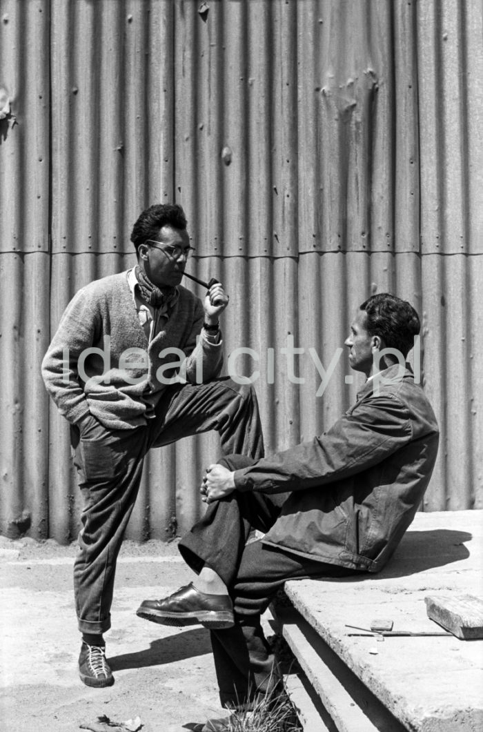 A member of the Polish Film Chronicle team on the premises of the Lenin Metallurgical Combine. 1960s.

Członek ekipy filmowej Polskiej Kroniki Filmowej na terenie Kombinatu Metalurgicznego Huta im. W. I. Lenina. Lata 60. XX w.

Photo by Henryk Makarewicz/idealcity.pl




