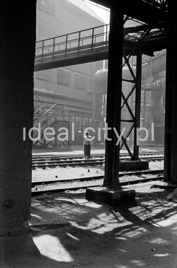 Lenin Metallurgical Combine, fragment of the steelworks with railway tracks and a platform. 1960s.

Kombinat metalurgiczny im. Lenina, fragment huty z torami kolejowymi i pomostem, lata 60.

Photo by Henryk Makarewicz/idealcity.pl

