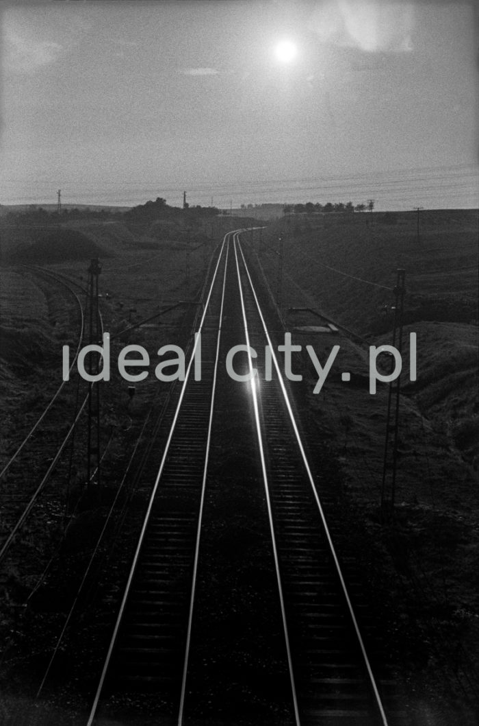 Lenin Metallurgical Combine, rail network in Nowa Huta, heading towards the Combine. 1960s.
The basic mode of transport at the Lenin Steelworks was by rail. There were four transport sections before 1970, including transfer/carriage services and traction services. The combine had more than ten train stations for the transfer of cargo and railway carriages. The first Engine House was built in 1952 and housed 40 locomotives.

Kombinat metalurgiczny im. Lenina, infrastruktura kolejowa na terenie Nowej Huty prowadząca do kombinatu, lata 60.
Podstawowym środkiem przewozu w Hucie im. Lenina był transport kolejowy. Do 1970 roku zajmowały się tym cztery wydziały przewozowe, w skład których wchodziły służby przewozowo-wagonowe oraz służby trakcyjne. Wewnątrz kombinatu znajdowało się kilkanaście stacji kolejowych, przez które odbywał się przepływ ładunków i wagonów kolejowych. Pierwsza Parowozownia dla 40 parowozów powstała w 1952 roku.

Photo by Henryk Makarewicz/idealcity.pl

