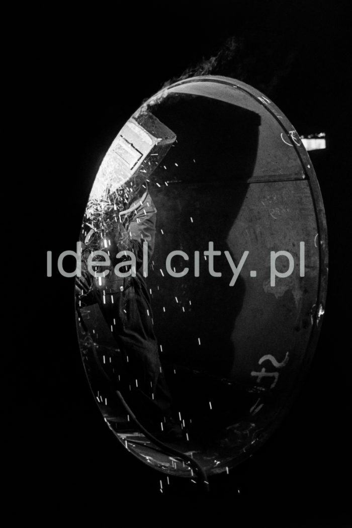 Lenin Metallurgical Combine, welding a pipe (gas transmission). 1960s.

Kombinat metalurgiczny im. Lenina, wykonywanie spawu w rurze (rurociągu), lata 60.

Photo by Henryk Makarewicz/idealcity.pl

