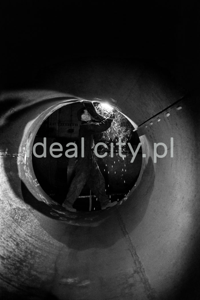 Lenin Metallurgical Combine, welding a pipe (gas transmission). 1960s.

Kombinat metalurgiczny im. Lenina, wykonywanie spawu w rurze (rurociągu), lata 60.

Photo by Henryk Makarewicz/idealcity.pl

