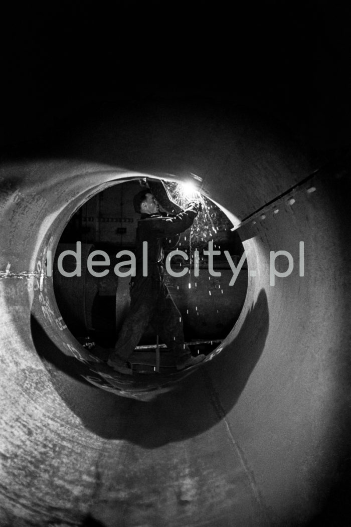 Lenin Metallurgical Combine, welding a pipe (gas transmission). 1960s.

Kombinat metalurgiczny im. Lenina, wykonywanie spawu w rurze (rurociągu), lata 60.

Photo by Henryk Makarewicz/idealcity.pl

