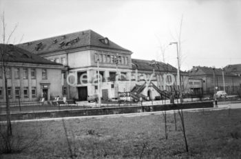 Szpital miejski im. Żeromskiego, budynek główny na osiedlu A-0, A-1 Południe (Na Skarpie), koniec lat 50. XXw.


fot. Henryk Makarewicz/idealcity.pl

