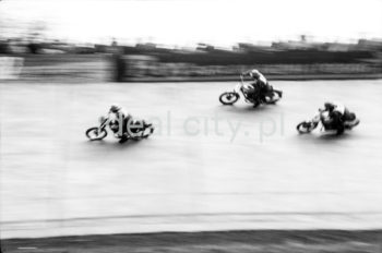 A motorcycle race on a closed track – Wanda Sports Club.

Wyścigi motocyklowe na zamkniętym torze - Klub Sportowy 