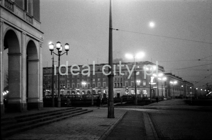 Plac Centralny at night. View from the western side. 1960s.

Plac Centralny nocą. Widok od strony zachodniej. Lata 60. XX w.

Photo by Henryk Makarewicz/idealcity.pl



