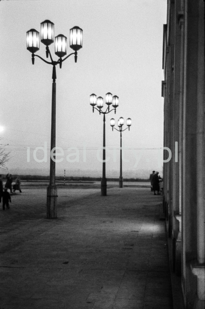 Oświetlenie uliczne zachodniej pierzei Placu Centralnego. Koniec lat 50. XX w.

fot. Henryk Makarewicz/idealcity


