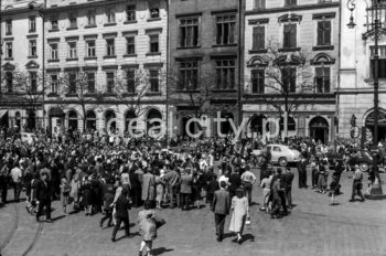 Juwenalia - students at their festival, Market Square in Kraków. 1959.

Juwenalia, studenci na Rynku Głównym w Krakowie, 1959 r.

Photo by Henryk Makarewicz/idealcity.pl


