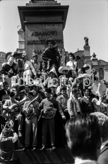 Juwenalia, studenci na Rynku Głównym w Krakowie, 1959r.

Henryk Makarewicz/idealcity.pl


