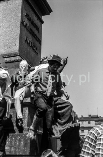 Juwenalia, studenci na Rynku Głównym w Krakowie, 1959r.

Henryk Makarewicz/idealcity.pl


