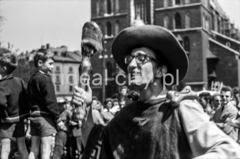 Juwenalia, studenci na Rynku Głównym w Krakowie, 1959r.

Henryk Makarewicz/idealcity.pl


