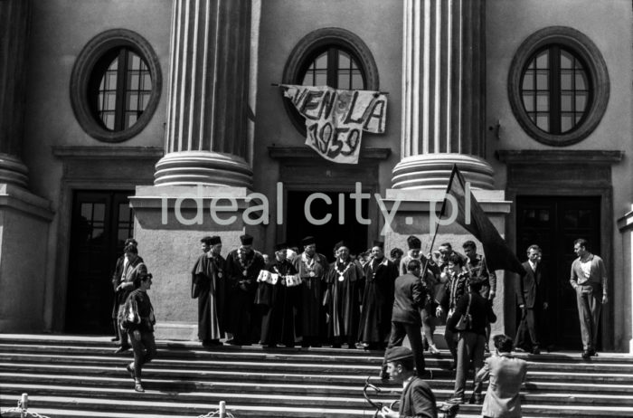 Juwenalia,  rektorzy AGH witają studentów na schodach uczelni. 1959r.

fot. Henryk Makarewicz/idealcity.pl


