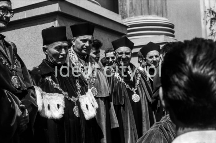 Juwenalia,  rektorzy AGH witają studentów na schodach uczelni. 1959r.

fot. Henryk Makarewicz/idealcity.pl


