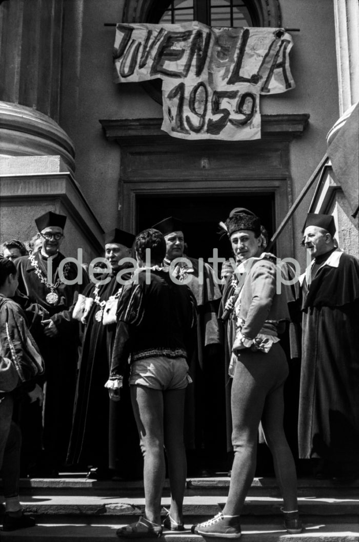 Juwenalia, Rectors of the Mining Academy welcome students at its entrance. 1959.

Juwenalia,  rektorzy AGH witają studentów na schodach uczelni. 1959 r.

Photo by Henryk Makarewicz/idealcity.pl

