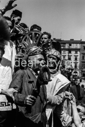 Juwenalia - students at their festival, Market Square in Kraków, 1959.

Juwenalia, studenci na Rynku Głównym w Krakowie, 1959 r.

Photo by Henryk Makarewicz/idealcity.pl


