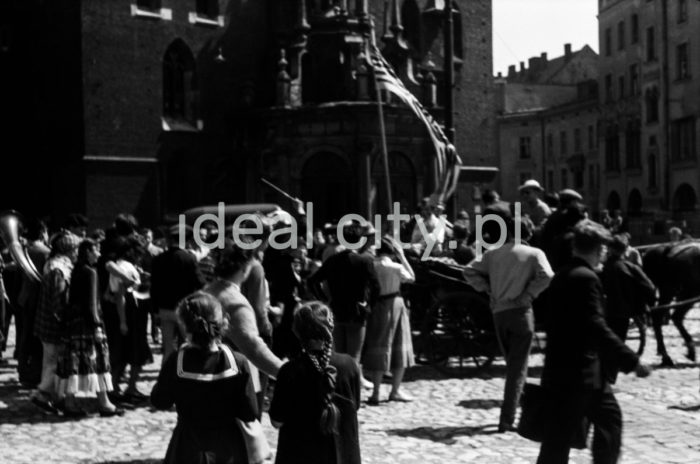 Juwenalia - students at their festival, Market Square in Kraków, 1959.

Juwenalia, studenci na Rynku Głównym w Krakowie, 1959 r.

Photo by Henryk Makarewicz/idealcity.pl


