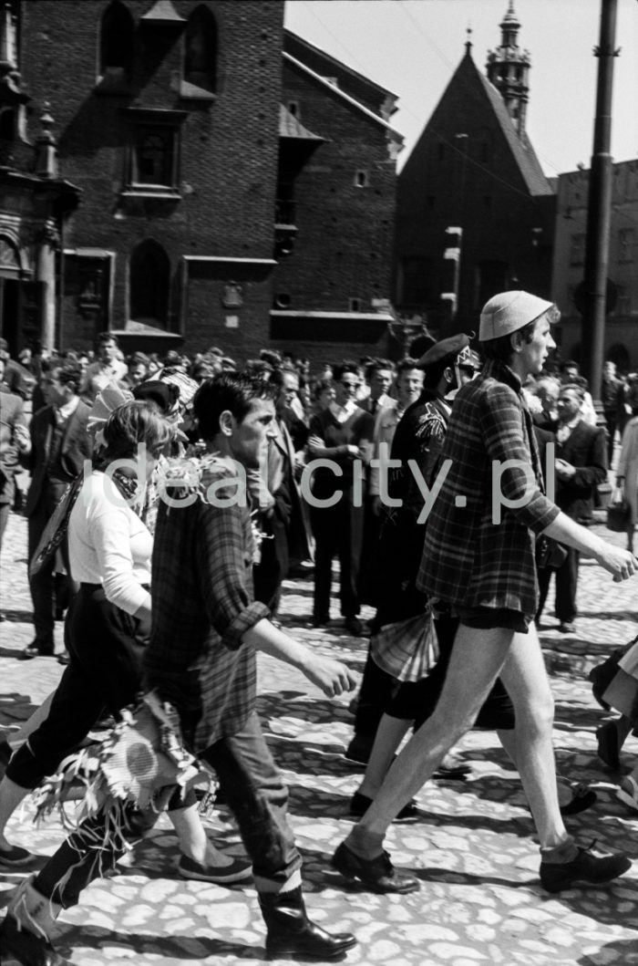 Juwenalia - students at their festival, Market Square in Kraków, 1959.

Juwenalia, studenci na Rynku Głównym w Krakowie, 1959 r.

Photo by Henryk Makarewicz/idealcity.pl

