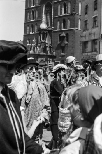 Juwenalia - students at their festival, Market Square in Kraków, 1959.

Juwenalia, studenci na Rynku Głównym w Krakowie, 1959 r.

Photo by Henryk Makarewicz/idealcity.pl



