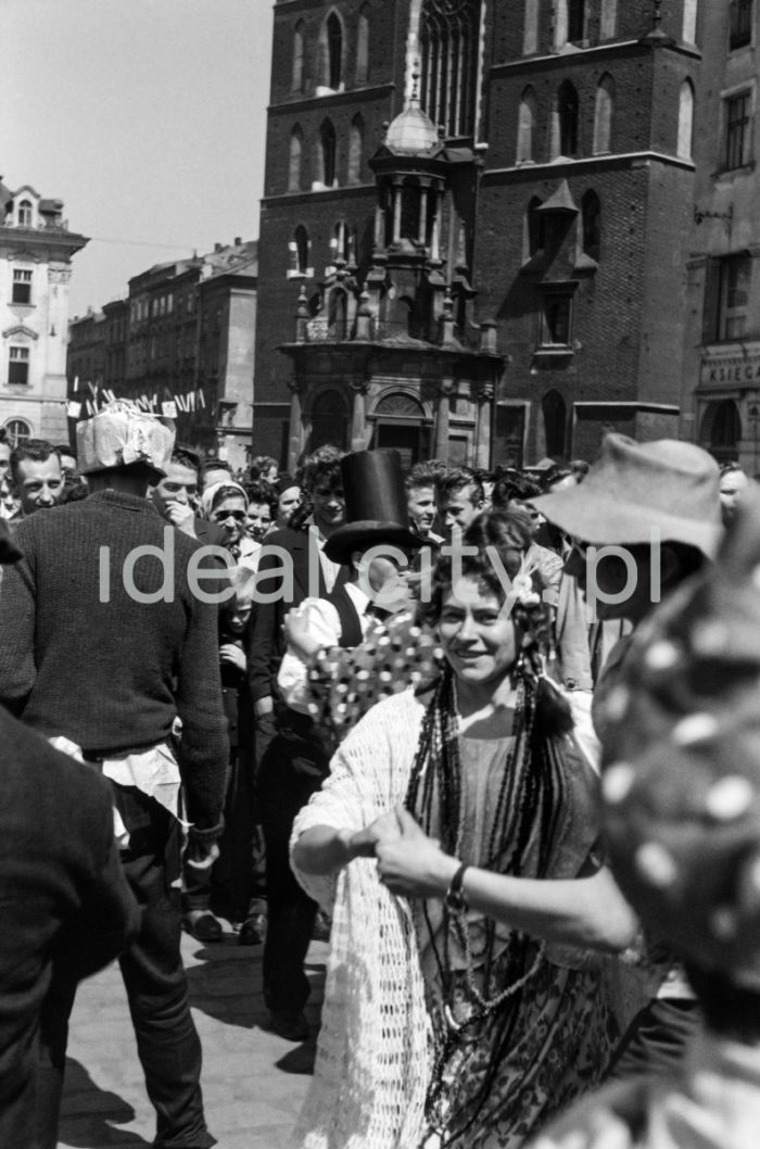 Juwenalia, studenci na Rynku Głównym w Krakowie, 1959r.

Henryk Makarewicz/idealcity.pl


