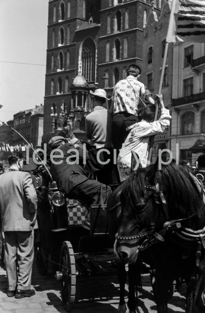 Juwenalia - students at their festival, Market Square in Kraków, 1959.

Juwenalia, studenci na Rynku Głównym w Krakowie, 1959 r.

Photo by Henryk Makarewicz/idealcity.pl

