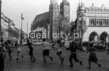 Juwenalia - students at their festival, Market Square in Kraków, 1959.

Juwenalia, studenci na Rynku Głównym w Krakowie, 1959 r.

Photo by Henryk Makarewicz/idealcity.pl

