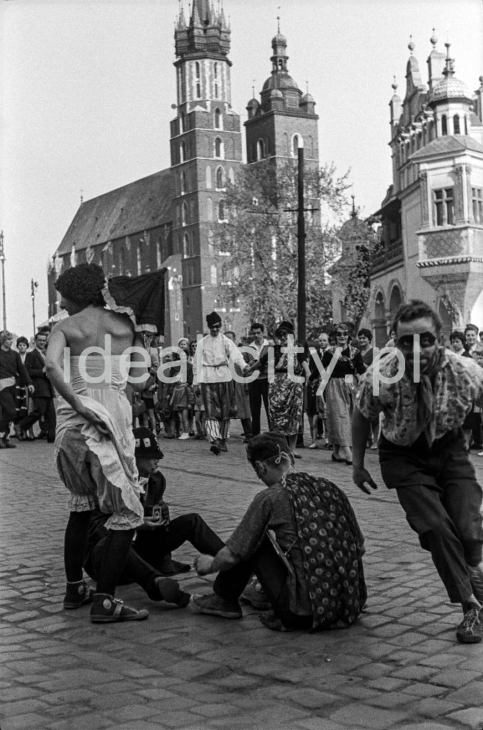 Juwenalia - students at their festival, Market Square in Kraków, 1959.

Juwenalia, studenci na Rynku Głównym w Krakowie, 1959 r.

Photo by Henryk Makarewicz/idealcity.pl


