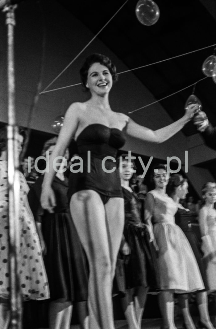 A fashion show, 1959.

Pokaz mody, 1959 r.

Photo by Henryk Makarewicz/idealcity.pl

