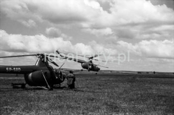 Helicopters at the airport in Pobiednik Wielki. Early 1960s.

Helikoptery na lotnisku w Pobiedniku Wielkim. Początek lat 60. XX w. 

Photo by Henryk Makarewicz/idealcity.pl

