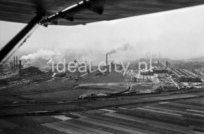 Bird’s-eye view of the Lenin Metallurgical Combine in Nowa Huta. 1960s.

Widok z lotu ptaka na kombinat metalurgiczny im. W. I. Lenina w Nowej Hucie. Lata 60. XX w.

Photo by Henryk Makarewicz/idealcity.pl

