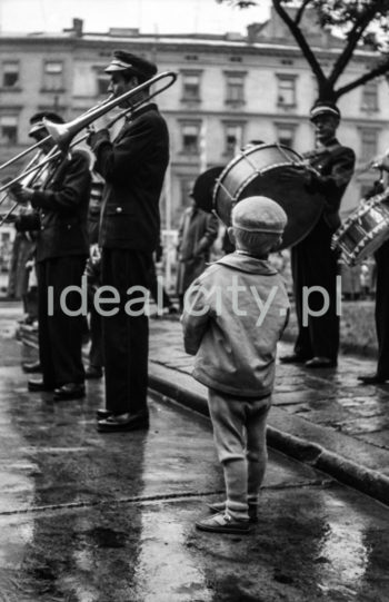 A brass band in the Old Town, Kraków. Late 1950s.

Orkiestra dęta na Starym Mieście, w Krakowie. Koniec lat 50. XX w.

Photo by Henryk Makarewicz/idealcity.pl

