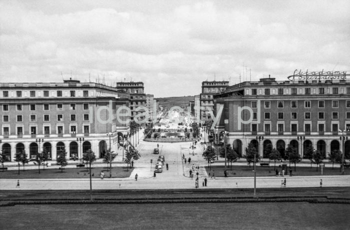 View from Plac Centralny towards Aleja Róż and buildings of the central axis estates – right: Centrum B (B-31) and Centrum C (C-31). One of three taxi stops in Nowa Huta visible at the beginning of the alley (the others were located at the intersection of Struga Street and Lenin Alley, and in Włodzimierza Majakowskiego Street by the Teatr Ludowy); further back a relaxation square. Mid-1960s.

Widok z Placu Centralnego, w kierunku alei Róż i zabudowań osiedli osi śródmiejskiej – po prawej Centrum B (B-31) i Centrum C (C-31). U wylotu alei widoczny jeden z trzech postojów taksówek w Nowej Hucie (kolejne były: ul Struga na rogu z aleją Lenina oraz ul. Włodzimierza Majakowskiego kolo Teatru Ludowego), w dalszej części widoczny skwer wypoczynkowy, połowa l. 60. XX w.

Photo by Henryk Makarewicz/idealcity.pl

