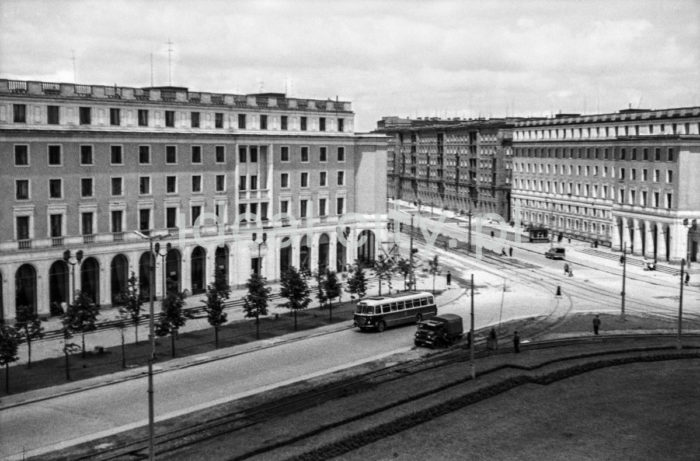 View from Plac Centralny towards Rewolucji Październikowej Alley (October Revolution Alley; now Gen. Władysława Andersa Alley) and buildings on the estates forming the inner-city axis – right: Centrum C (C-31) and Centrum D (D-31). In 1956-91, the ground floor, on the Centrum D Estate, housed the International Press and Book Club. 1960s.

Widok z Placu Centralnego, w kierunku alei Rewolucji Październikowej (obecnie aleja Gen. Władysława Andersa) i zabudowań osiedli osi śródmiejskiej – po prawej Centrum C (C-31) i Centrum D (D-31). Na parterze, na osiedlu Centrum D działał w latach 1956-1991 Klub Międzynarodowej Prasy i Książki, l. 60. XX w.

Photo by Henryk Makarewicz/idealcity.pl

