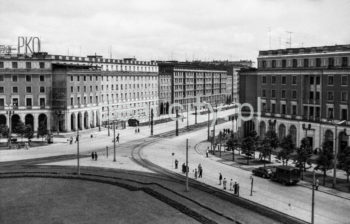 Widok z placu Centralnego, w kierunku alei Lenina (obecnie aleja Solidarności) i zabudowań osiedli osi śródmiejskiej – po prawej Centrum A (A-31) i Centrum B (B-31) Na parterze, na osiedlu Centrum A znajdował się sklep „Moda Polska” a na osiedlu Centrum B sklep Spółdzielni „Cepelia” Zabudowa Placu nawiązywała do renesansowej i barokowej architektury, l.60.XX w.

fot. Henryk Makarewicz/idealcity.pl


