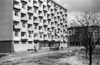 Blok mieszkalny na Osiedlu Handlowym 7, w tle zabudowa Osiedla Zgody. Lata 60. XXw.

fot. Henryk Makarewicz/idealcity.pl

