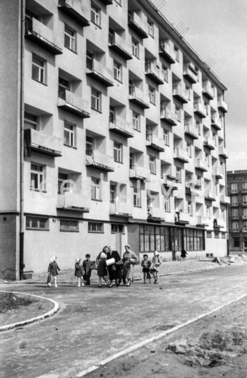 Blok mieszkalny na Osiedlu Handlowym 7. Lata 60. XXw.

fot. Henryk Makarewicz/idealcity.pl

