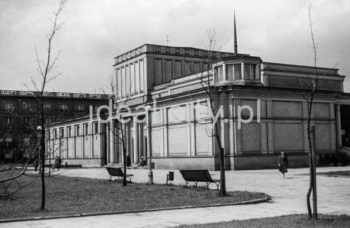 Gmach Teatru Ludowego w Nowej Hucie, wzniesiony w latach 1954-1955 wg projektu architektów Jana Dąbrowskiego i Janusza Ingardena, II połowa lat 50. XXw.

fot. Henryk Makarewicz/idealcity.pl

