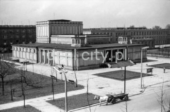 Gmach Teatru Ludowego w Nowej Hucie, wzniesiony w latach 1954-1955 wg projektu architektów Jana Dąbrowskiego i Janusza Ingardena, II połowa lat 50. XXw.

fot. Henryk Makarewicz/idealcity.pl

