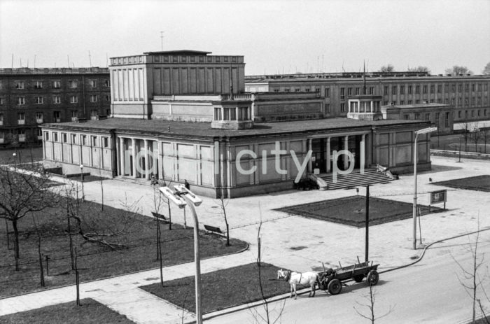 Gmach Teatru Ludowego w Nowej Hucie, wzniesiony w latach 1954-1955 wg projektu architektów Jana Dąbrowskiego i Janusza Ingardena, II połowa lat 50. XXw.

fot. Henryk Makarewicz/idealcity.pl
