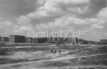 Początki budowy Osiedli Uroczego i Słonecznego. W perspektywie widoczne fragmenty zabudowy Osiedla Górali oraz Osiedla Zielonego.

fot. Wiktor Pental/idealcity.pl
