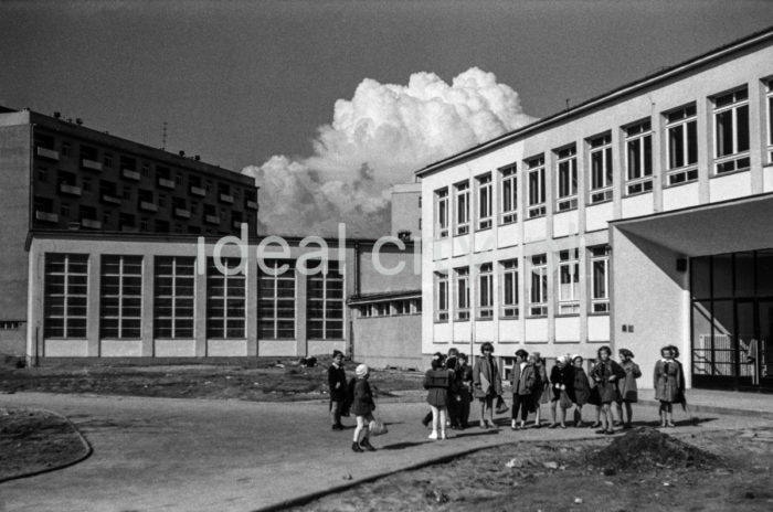 Szkoła podstawowa nr 91 na Osiedlu Handlowym (D-3). Budowę rozpoczęto w 1958 roku a zakończono we wrześniu 1959 roku, kiedy to dokonano jej uroczystego otwarcia, w roku szkolnym 1959/1960 uczęszczało do niej 1200 uczniów. Pierwszym dyrektorem był Władysław Zawada. Szkoła istnieje do dzisiaj a jej patronem jest Janusz Kusociński. Szkoła była bardzo nowoczesna, posiadała 22 sale lekcyjne i 2 sale gimnastyczne.

fot. Henryk Makarewicz/idealcity.pl

