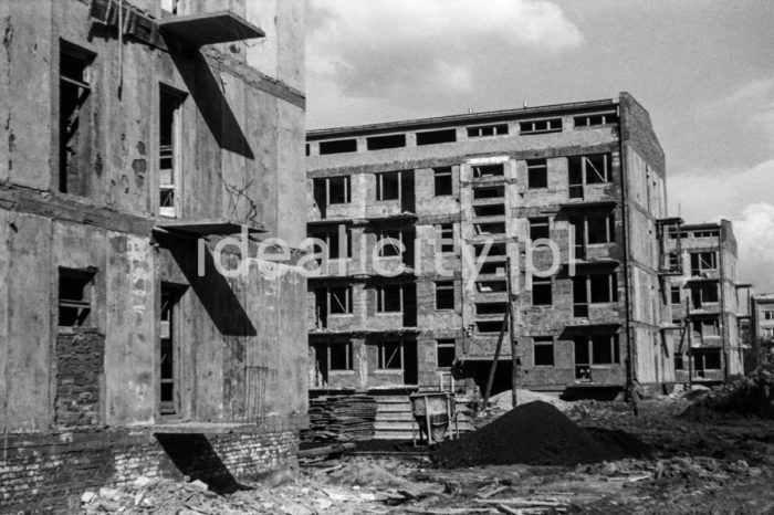 Construction of the Kolorowe Estate. Turn of the 1950s and 1960s.

Budowa Osiedla Kolorowego, przełom lat 50. i 60. XX w.

Photo by Henryk Makarewicz/idealcity.pl



