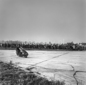Zawody motocyklowe na pasie dawnego lotniska w Czyżynach. Lata 50. XXw.

fot. Wiktor Pental/idealcity.pl

