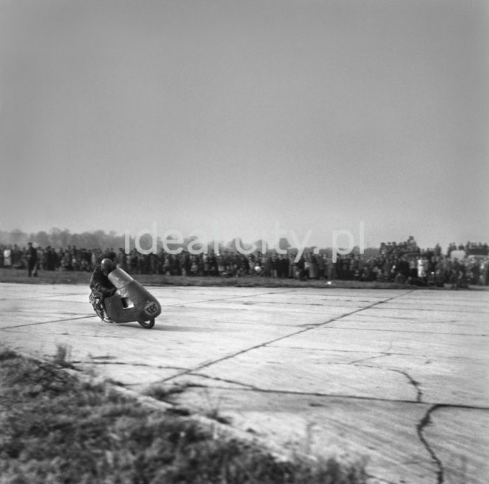 Motocycle race at the old airport in Czyżyny. 1950s.

Zawody motocyklowe na pasie dawnego lotniska w Czyżynach. Lata 50. XX w.

Photo by Wiktor Pental/idealcity.pl

