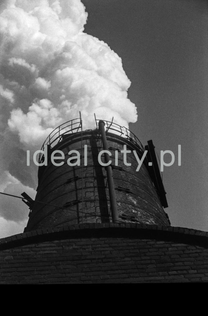 Lenin Metallurgical Combine, coking plant, a chimney. 1960s.

Kombinat metalurgiczny im. Lenina, rejon koksowni, jeden z kominów, lata 60.

Photo by Henryk Makarewicz/idealcity.pl



