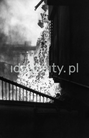 Lenin Metallurgical Combine, Coking Plant – coke oven battery, 1960s.
Coke is chiefly used for smelting iron in blast furnaces. Anthracite was coked in coke ovens invented in the 1940s. A group of such ovens was known as a coke oven battery.

Kombinat metalurgiczny im. Lenina, koksownia – bateria koksownicza, lata 60.
Koks wykorzystywany jest przede wszystkim w wytopie żelaza w wielkich piecach. Do koksowania węgla kamiennego służyły piece koksownicze wynalezione w latach 40. Zestaw takich pieców nazywał się baterią koksowniczą.

Photo by Henryk Makarewicz/idealcity.pl


