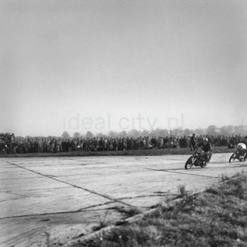Zawody motocyklowe na pasie dawnego lotniska w Czyżynach. Lata 50. XXw.

fot. Wiktor Pental/idealcity.pl


