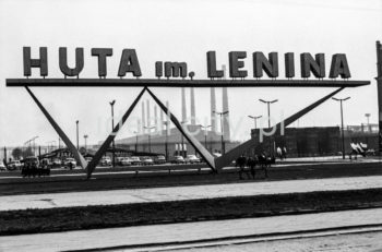 Napis z nazwą huty przed główną bramą wejściową do kombinatu metalurgicznego w Nowej Hucie, po lewej stronie widoczne Centrum Administracyjne Huty im. Lenina, budynek „Z” z siedzibą dyrekcji huty, lata 60.

fot. Henryk Makarewicz/idealcity.pl


