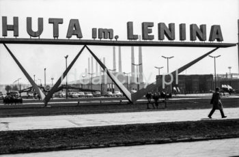 Napis z nazwą huty przed główną bramą wejściową do kombinatu metalurgicznego w Nowej Hucie, po lewej stronie widoczne Centrum Administracyjne Huty im. Lenina, budynek „Z” z siedzibą dyrekcji huty, lata 60.

fot. Henryk Makarewicz/idealcity.pl


