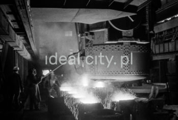 Kombinat metalurgiczny im. Lenina, stalownia konwertorowa – rozlewanie stali do wlewnic, lata 60


fot. Henryk Makarewicz/idealcity.pl



