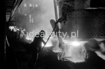 Kombinat metalurgiczny im. Lenina, stalownia konwertorowa – rozlewanie stali do wlewnic, lata 60


fot. Henryk Makarewicz/idealcity.pl



