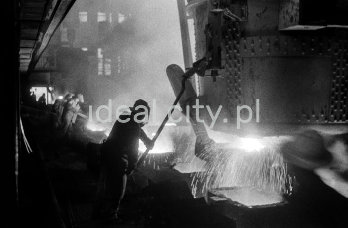 Kombinat metalurgiczny im. Lenina, stalownia konwertorowa – rozlewanie stali do wlewnic, lata 60


fot. Henryk Makarewicz/idealcity.pl



